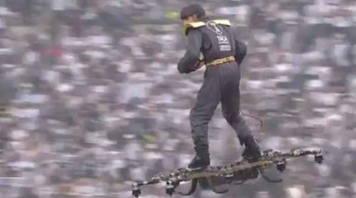 hombre volando en un drone entrega un balón