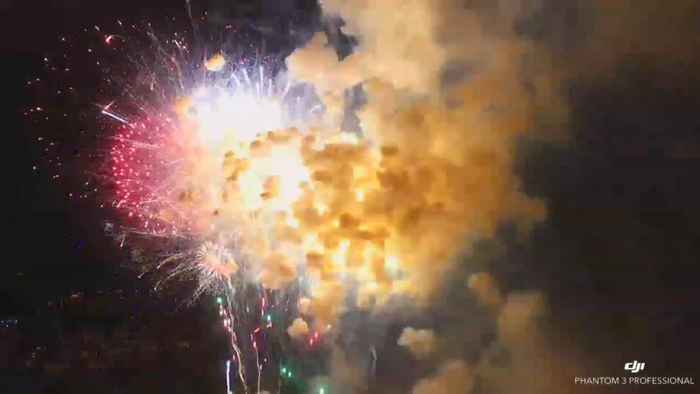 fuegos artificiales filmados por un drone