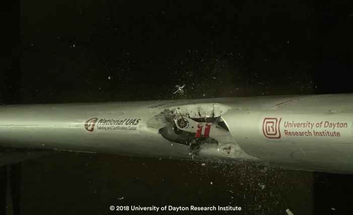 colisión de un drone con el ala de un avión colisión de un drone con el ala de un avión