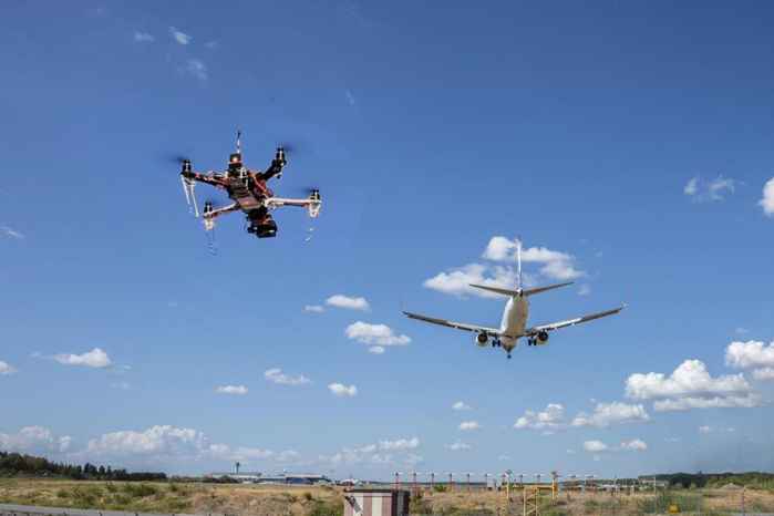 drone cerca de un aeropuerto