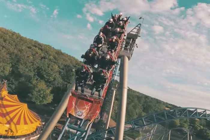 drone filma una montaña rusa drone filma una montaña rusa