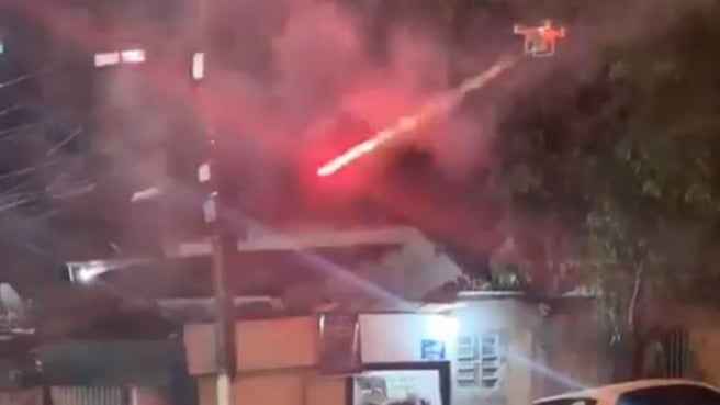 drone dispara fuegos artificiales