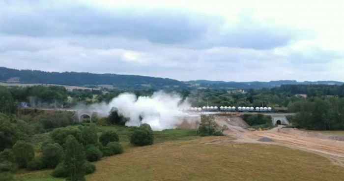 tren descarrila en un puente