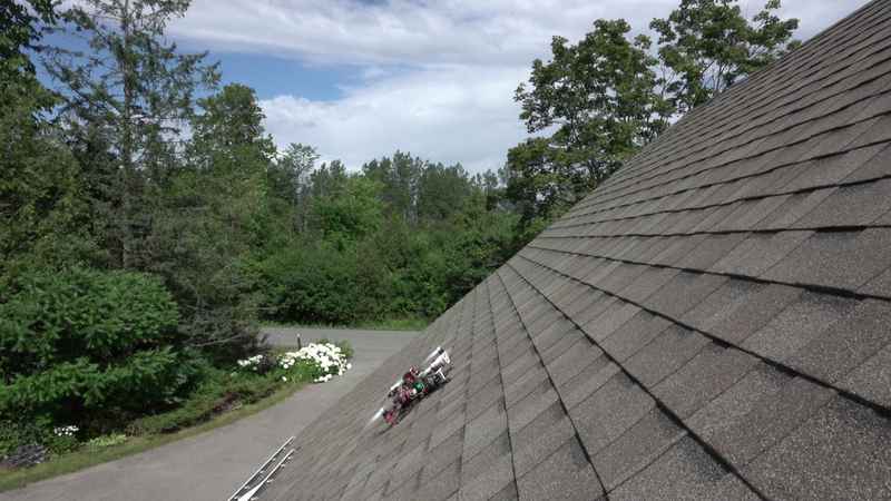Dron en un techo de 60º