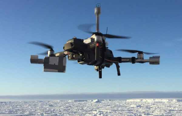 dron volando en el polo