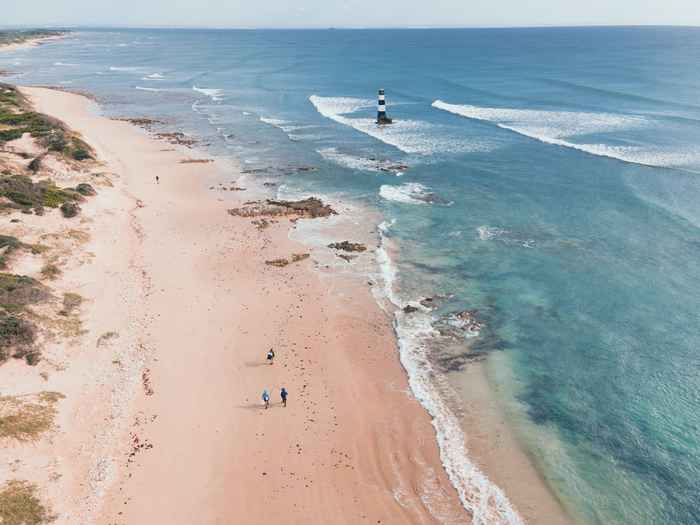 pescadores en la playa de Gqeberha