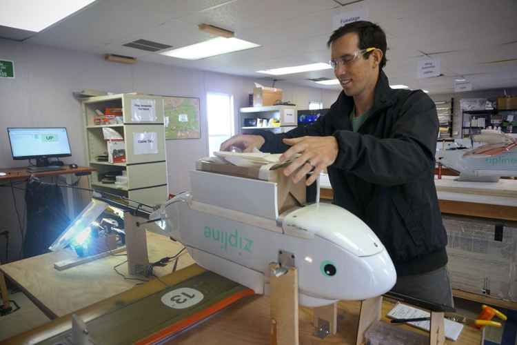 Eric Watson preparando un drone de Zipline