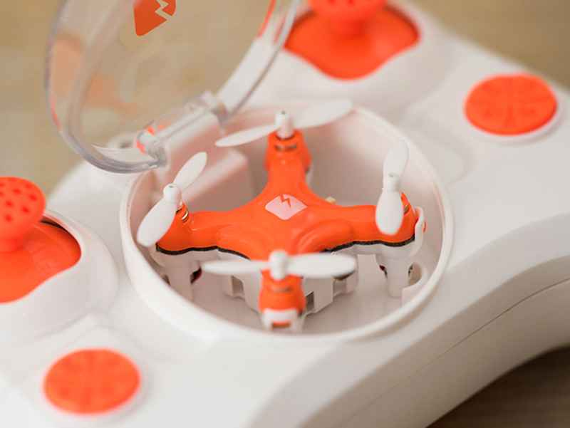 SKEYE Pico Drone dentro de su controlador