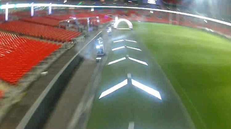 carrera de drones en el estadio de Wembley