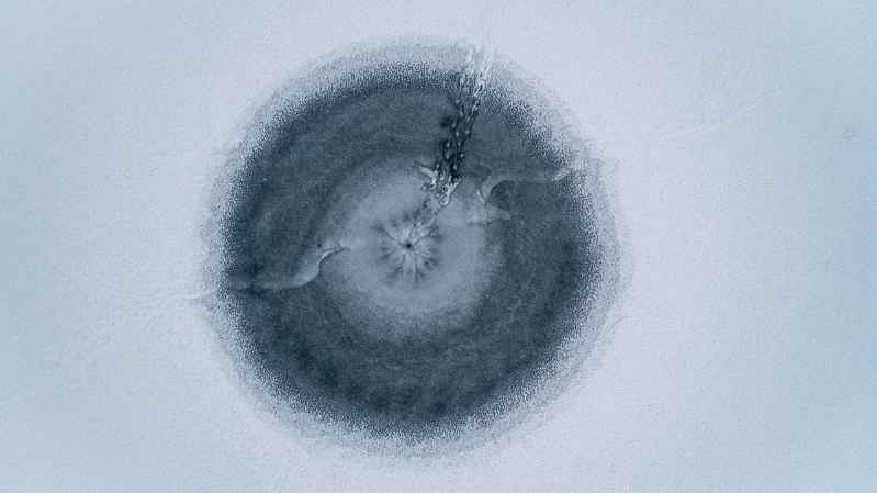 agujero de pesca en el hielo