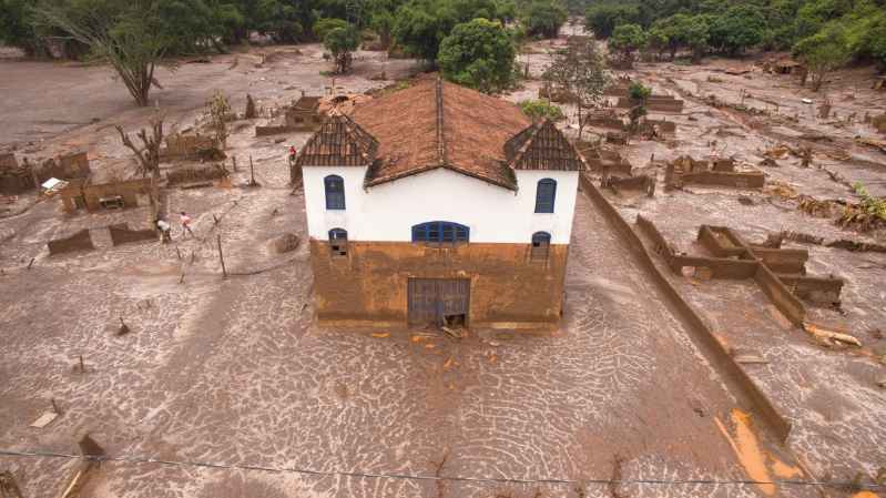 río de barro por ruptura de una presa en Minas Gerais, Brasil