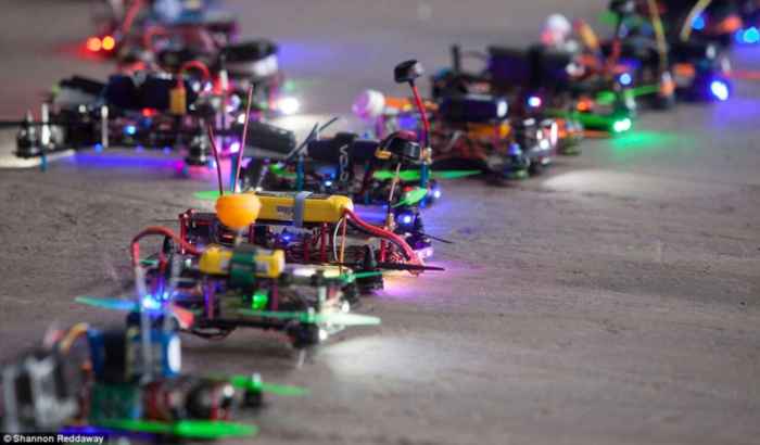 carrera de drones en un almacen