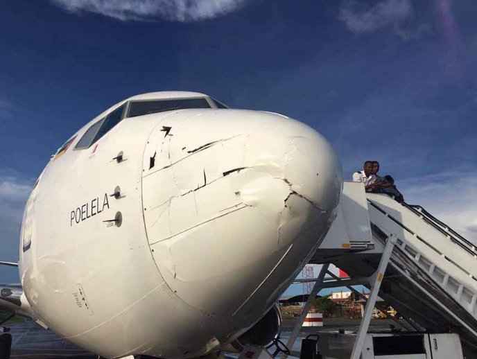 daños en el morro de un avión de pasajeros por colisión con un drone