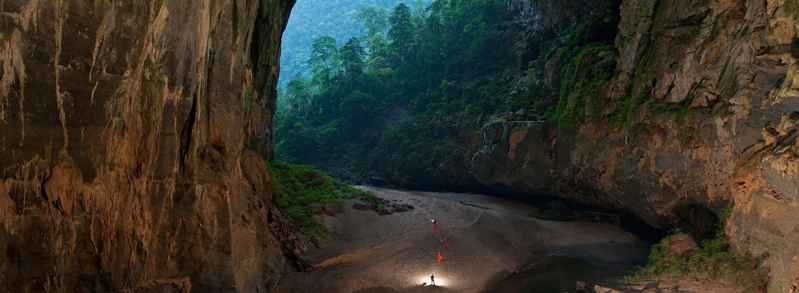 Drone vuela dentro de la cueva más grande del mundo Drone vuela dentro de la cueva más grande del mundo