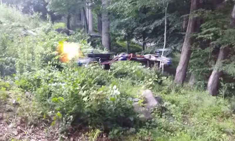 drone dispara una pistola en el aire drone dispara una pistola en el aire