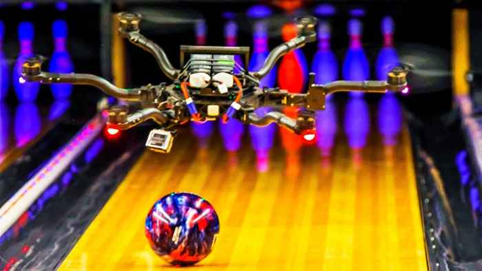 drone juega a los bolos