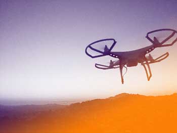 un dron vuela en el ocaso