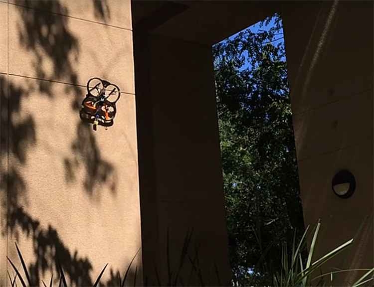 drone posado en una pared