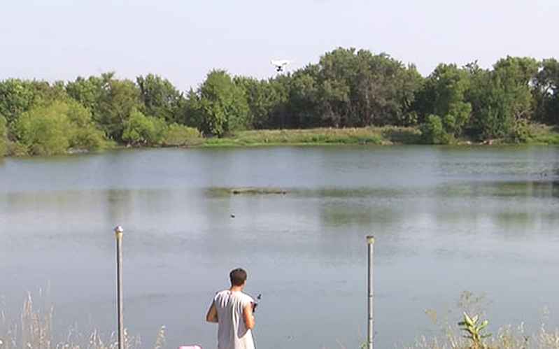 drone pesca sobre un lago