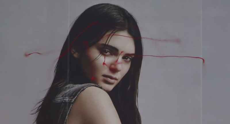 drone pinta valla de publicidad de Calvin Klein en New York drone pinta valla de publicidad de Calvin Klein en New York