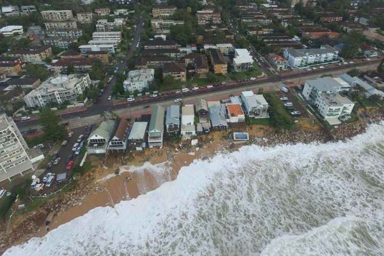 drone filma tormenta costera en Sydney, Australia