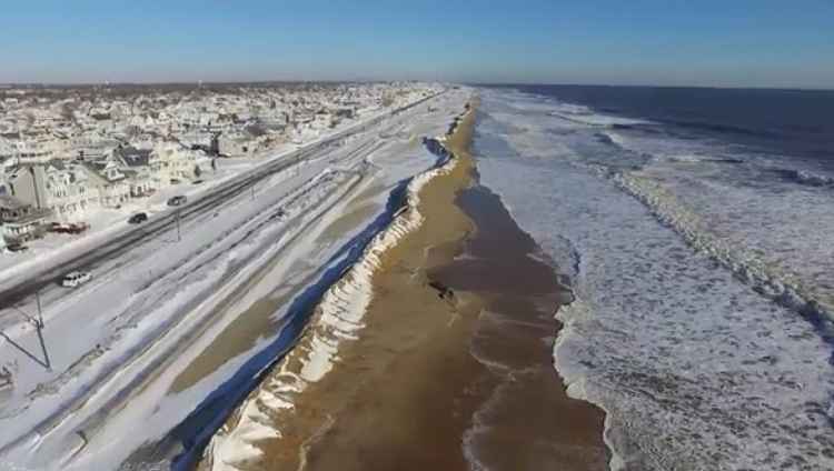 dunas en la playa de Belmar después de la tormenta de nieve