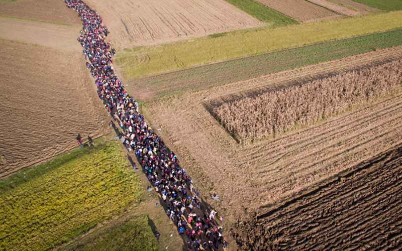 emigrantes cruzan a pie por Eslovenia