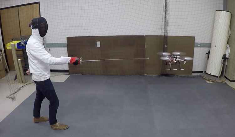 drone esquiva espadas