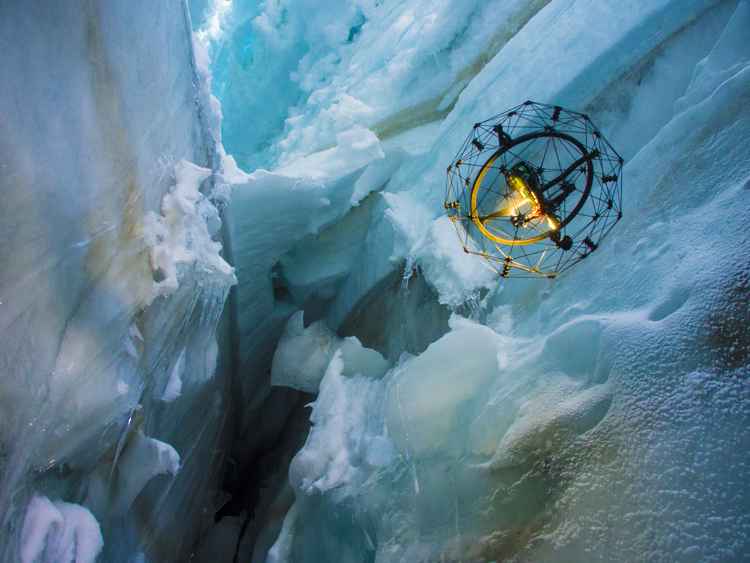 drone vuela en la grieta de un glaciar
