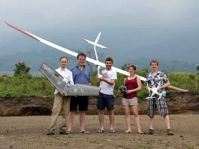 investigadores con drones cerca del volcán Fuego