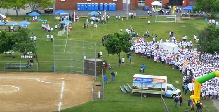 drone golpea a una mujer en la cabeza