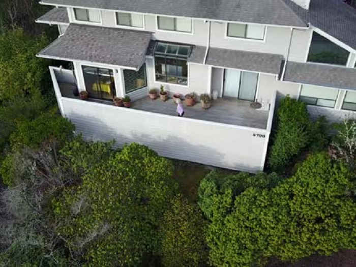 mujer amanza con una escopeta a un drone mujer amanza con una escopeta a un drone