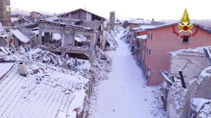 nieve sobre Amatrice, Italia