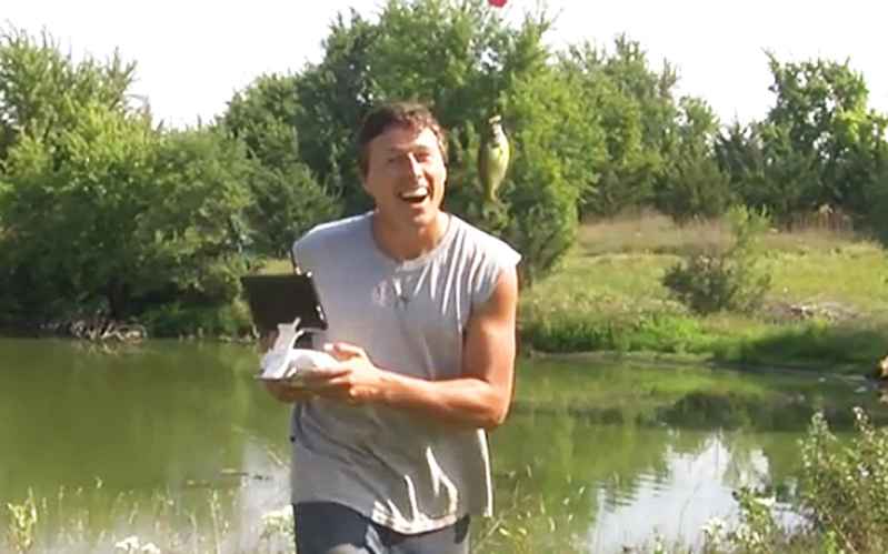 pescador muestra captura desde un drone