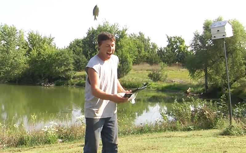 pescador se hace una selfie con pez capturado por  un drone