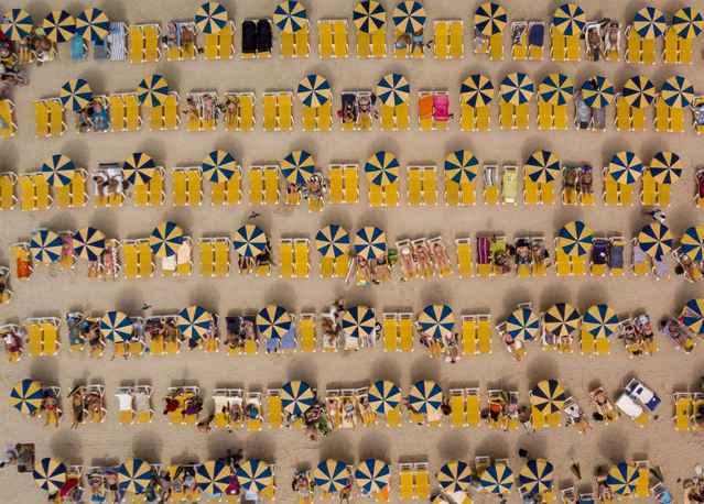 hamacas en un playa de Gran Canaria