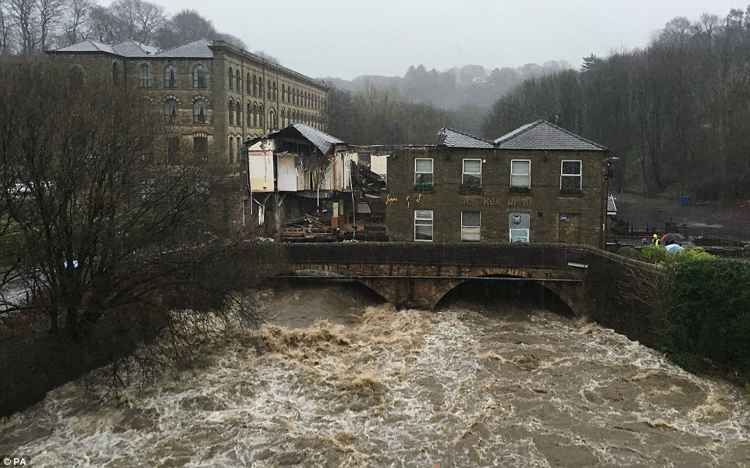 pub The Waterside arrasado por las inundaciones