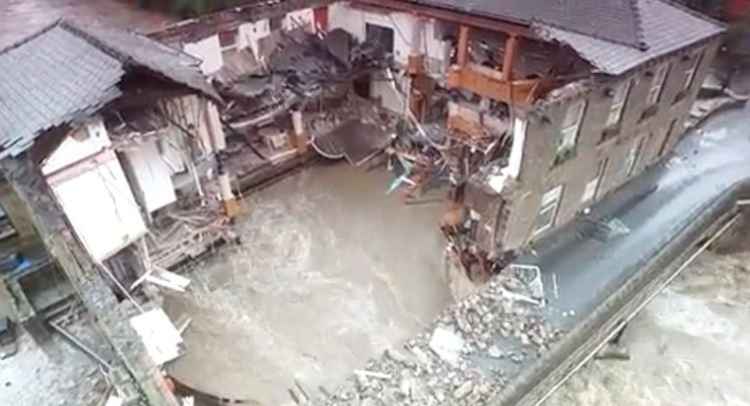 pub The Waterside arrasado por las inundaciones