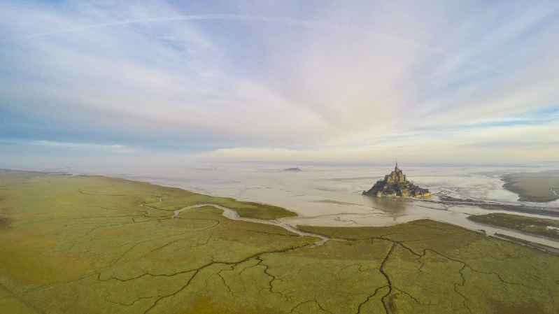 retroceso de la marea en Mont Saint Michel, Normandia - Francia